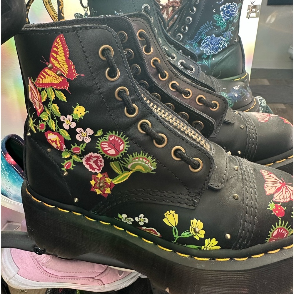 Cute plant doc martens size 5.5 can fit 6